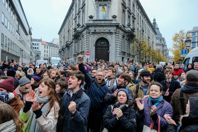 Zo’n 600 mensen uit de cultuursector trokken naar het Vlaams Parlement om te protesteren tegen de besparingsplannen.