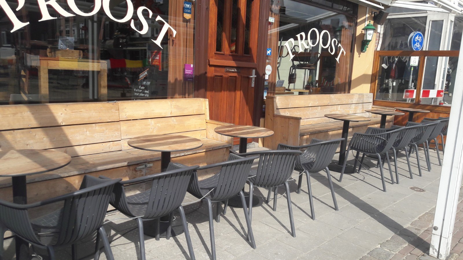 Archieffoto van café Proost in de zon, met lege terrassen vanwege de lockdown.