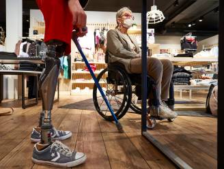 Kledingketen ZEB gaat 71 winkels aanpassen voor mensen met beperking: “Onbezorgd shoppen, dat zit er voor ons nooit in”