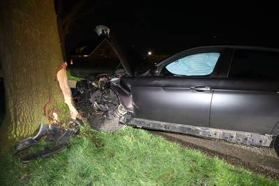 Autoband klapt bij botsing tegen boom in Odiliapeel, bestuurder met drank op mee naar politiebureau