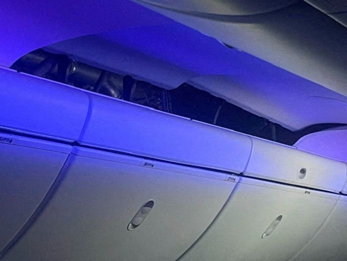 Schade aan het plafond van het vliegtuig nadat mensen en spullen door de plotse duik van de Boeing 787-9 Dreamliner door de cabine werden geslingerd, tot tegen het plafond toe.