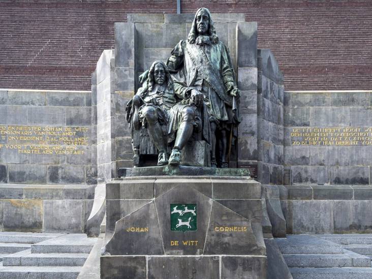 Standbeeld gebroeders De Witt is mooiste van de wereld: ‘Juist mooi dat Johan zittend is afgebeeld’