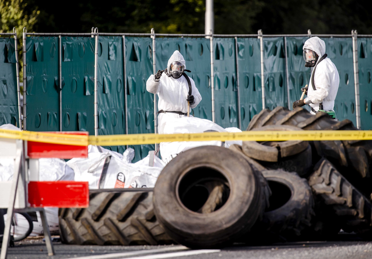 Medewerkers van een aannemersbedrijf saneren asbest op de A1 bij het Gelderse Voorst. De snelweg is dicht in de richting van Amersfoort vanwege het afval dat daar woensdag gedumpt is door boeren uit protest tegen de stikstofregels. ANP SEM VAN DER WAL