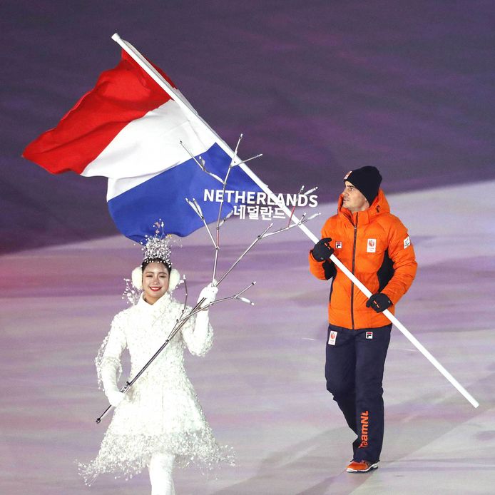 De openingsceremonie in het Olympische stadion van Pyeongchang met vlaggendrager Jan Smeekens. Foto ANP