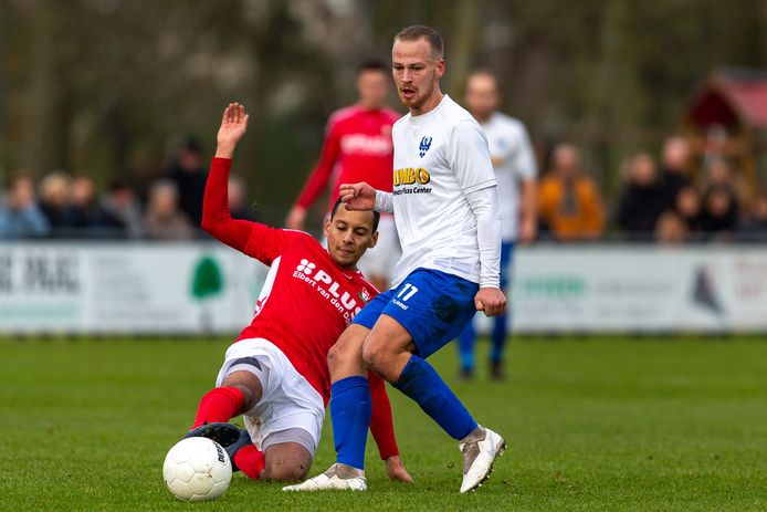 Sereno Latuhihin (GJS) in duel met Dylan Verschoor.