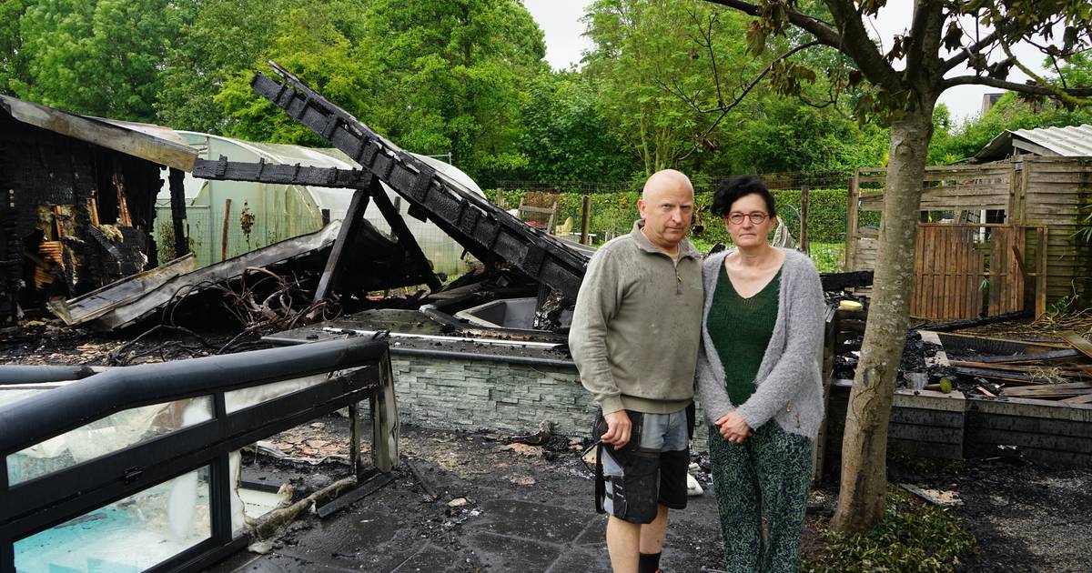 Johan (55) en Mieke (57) meten schade op na zware brand bij welness ...