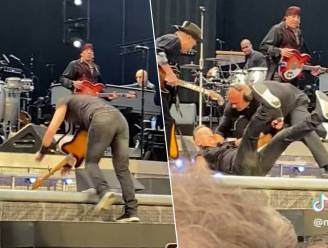 KIJK. Bruce Springsteen gaat onderuit tijdens concert in Amsterdam