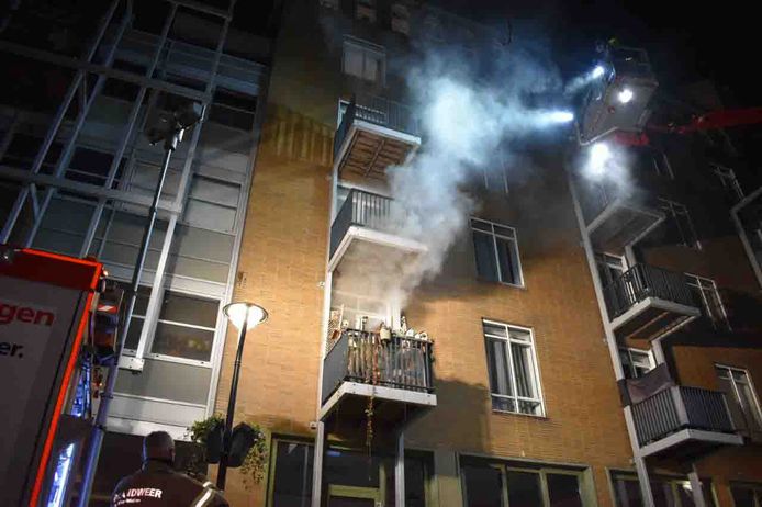 Woensdag aan het einde van de avond is de brandweer uitgerukt voor een brand in een appartementencomplex op de Janspoort in het centrum van Arnhem