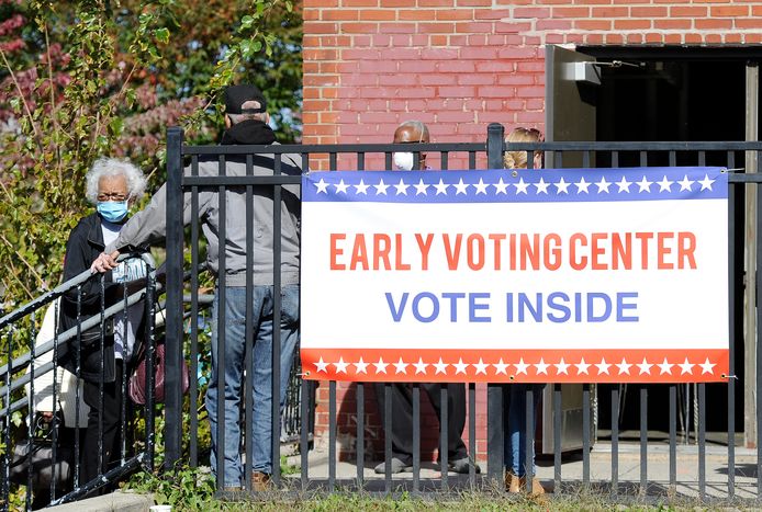 Op veel plaatsen in de VS staan nu al lange wachtrijen om te gaan stemmen.