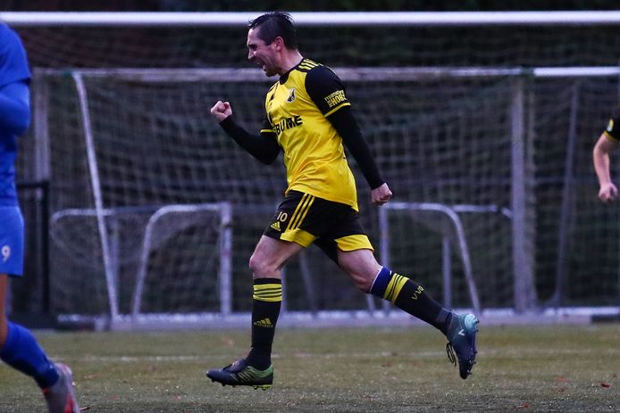 Berni van Vloten schreeuwt het uit na zijn winnende doelpunt voor VVO (4-3).