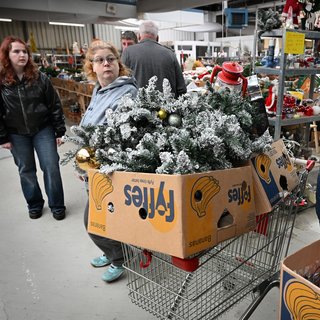 Kringloopwinkel Goedkoop & Zo biedt mensen met smalle beurs én antiekjagers een royale kerst