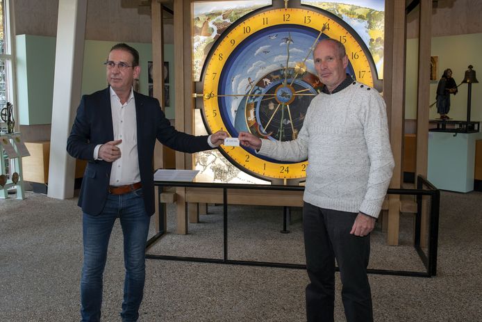 Joop van Dijck van Leergeld Asten-Someren (l) krijgt van museum-medewerker Bram Nugteren het eerste pasje uitgereikt.