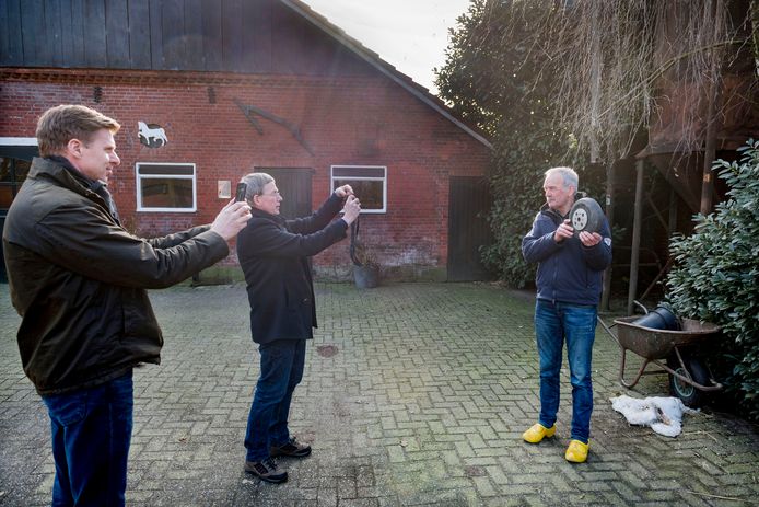 Cato Guhnfeldt (rechts) en Lars Ness doen onderzoek naar gecrashte spitfires in noord-oost Twente in de weilanden. Alphons Weiden toont een achterwiel van een spitfire.