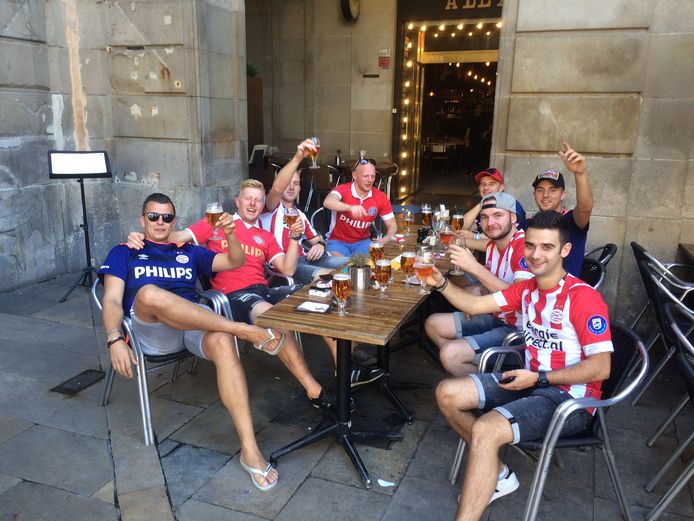 De groep PSV-fans uit Westerhoven en Riethoven is klaar voor de kraker tegen Barcelona.