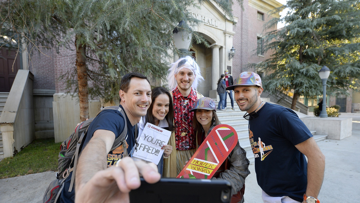 Fans verzamelen zich voor het stadhuis van Hill Valley, op het terrein van de Universal Studio's in Californië. Beeld getty