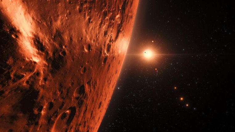 Artist's impression van het uitzicht vanaf een van de zeven planeten op TRAPPIST-1. Beeld ESO/M. Kornmesser/spaceengine.org