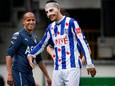 SC Heerenveen-Feyenoord ; Vriendschappelijke lach tijdens de salonwedstrijd tussen Bas Dost en Karim el Ahmadi