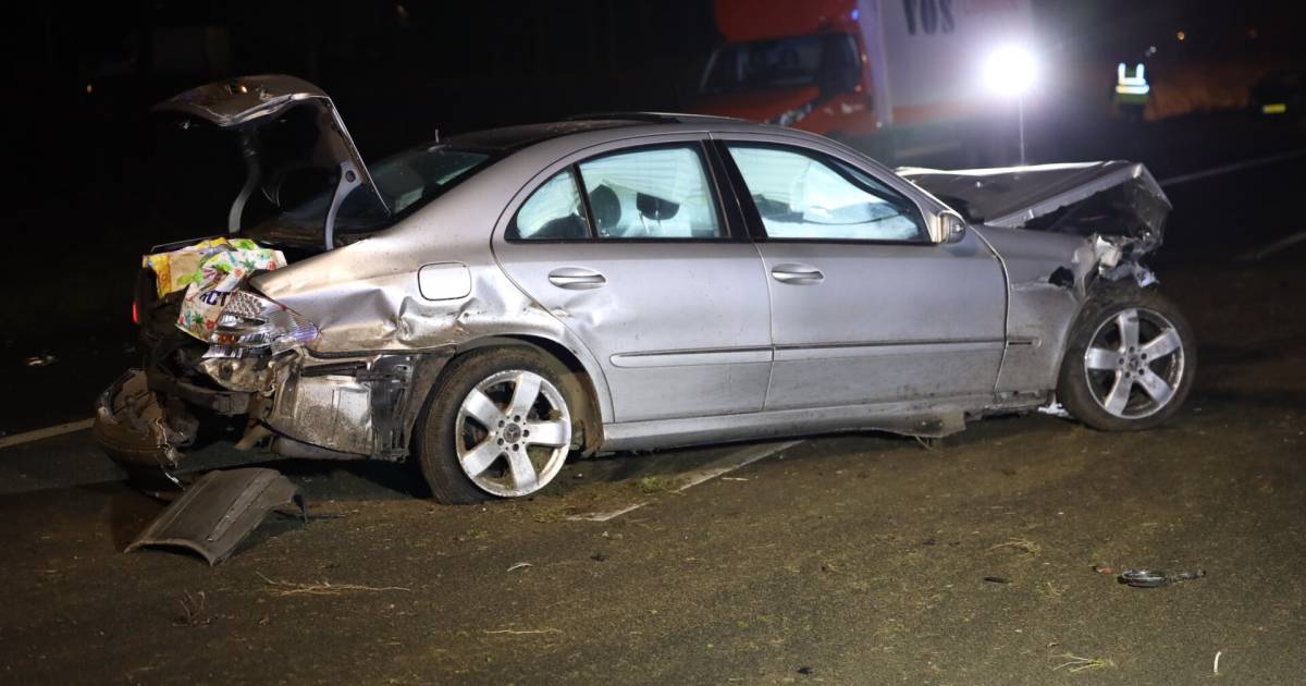 Man steekt rijbaan van A50 over na ongeluk en wordt aangereden.