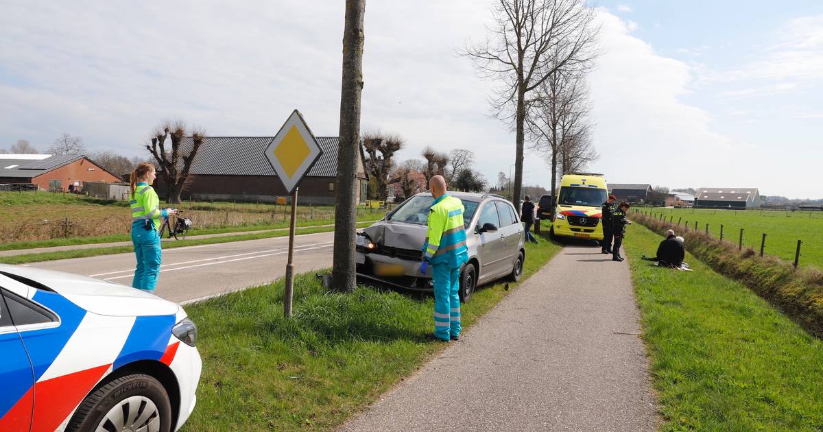 Auto botst in Sint Agatha tegen boom: bijrijdster gewond naar ziekenhuis