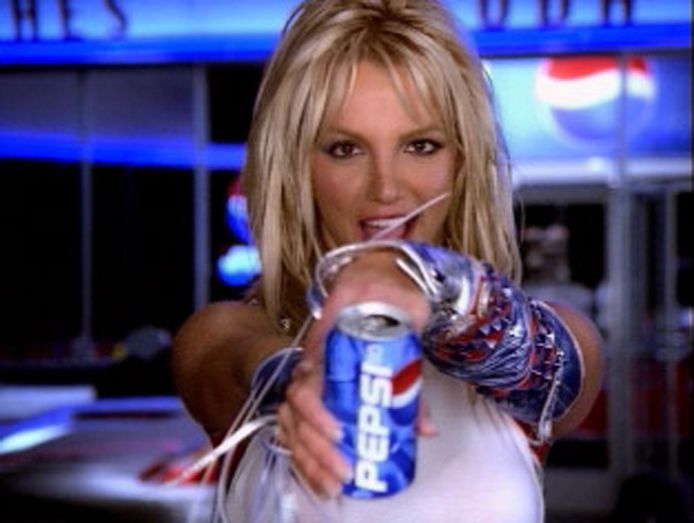 Tijdens de Super Bowl in 2002 lanceert Pepsi-Cola een spotje met in de hoofdrol Britney Spears.