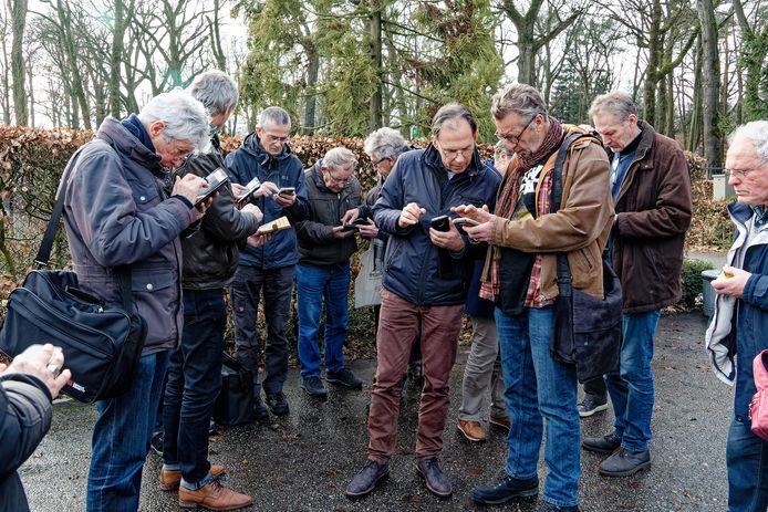 Deelnemers aan de archeologieworkshop zaterdag in het Oertijdmuseum in Boxtel.