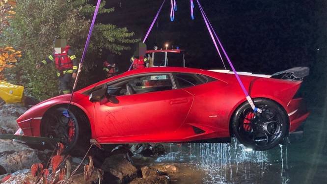 Lamborghini van 300.000 euro belandt in meer na foutje van bestuurder