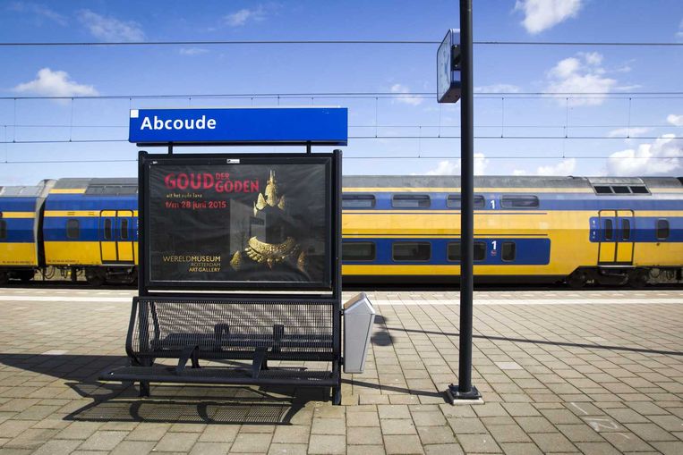 In de trein van Utrecht naar Amsterdam is een NS-conducteur mishandeld. Ter hoogte van Abcoude ontstond in de trein een worsteling tussen vier jongens en de conducteur. Toen de trein stilhield op het station, verplaatste de vechtpartij zich naar het perron. Beeld anp
