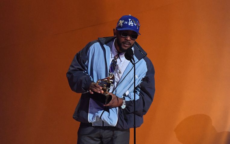 De Amerikaanse rapper Kendrick Lamar neemt de prijs voor beste rapalbum in ontvangst voor ‘Mr. Morale & the Big Steppers’. Beeld AFP