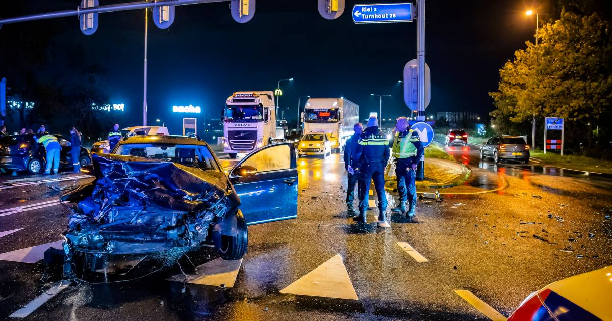 Drie inzittenden van auto gewond bij harde botsing op kruising in Tilburg.