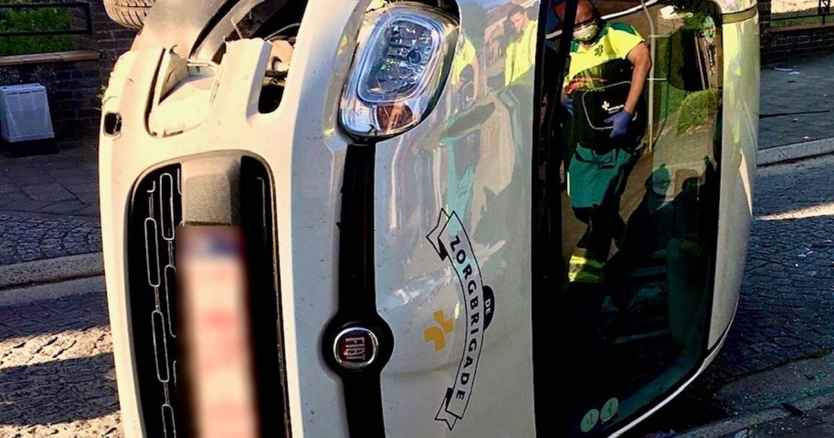 Auto van het WitGele Kruis ligt gekanteld in Molenstraat Damme hln.be