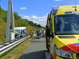 De ravage na het ongeluk op de A28. De hulpdiensten zijn aanwezig.