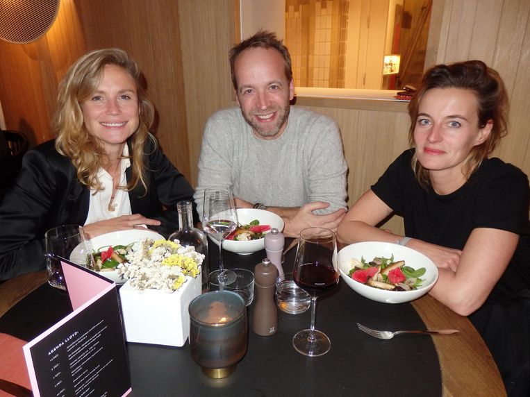 Presentatrice Sophie Hilbrand: 'Deze salade is een glaasje erbij!' Met Iebele van der Meulen (Linda. Specials) en Tanja Soeter (Hema) Beeld Schuim