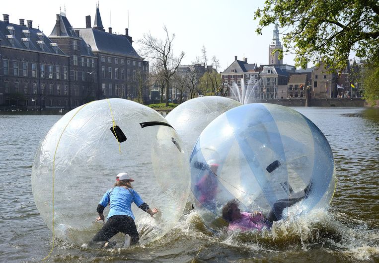 Mei 2013: Jongeren lopen in grote plastic ballen een parcours over de Hofvijver, als onderdeel van een campagne van de gemeente Den Haag om een gezonde levensstijl te stimuleren en het aantal kinderen met overgewicht terug te dringen. Beeld anp