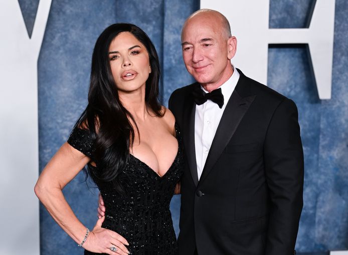 Jeff Bezos met zijn nieuwe vriendin en intussen verloofde, Lauren Sánchez (54).