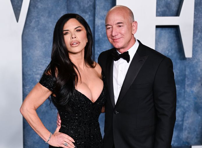 Jeff Bezos with his new girlfriend and now fiancée Lauren Sanchez (54 years old).