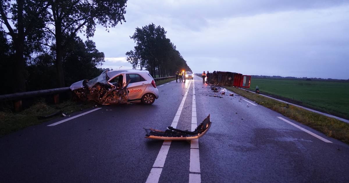 Ernstig ongeluk in Zwartsluis: auto en bestelbus botsen op elkaar, twee gewonden.