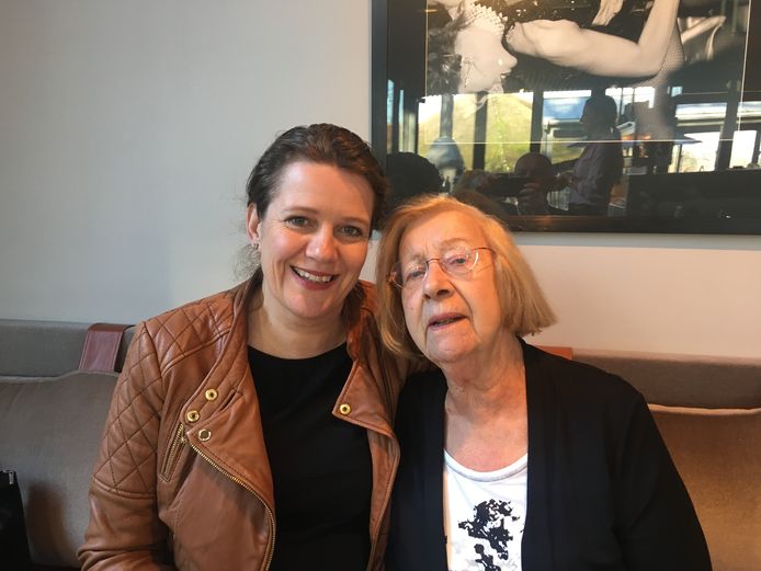 Desiree Dekker (links) met haar schoonmoeder Corrie Brand.