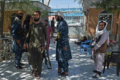 Minstens twee doden bij ontploffing aan grote moskee in Kaboel, vlakbij vond afscheidsplechtigheid plaats voor moeder van talibanwoordvoerder