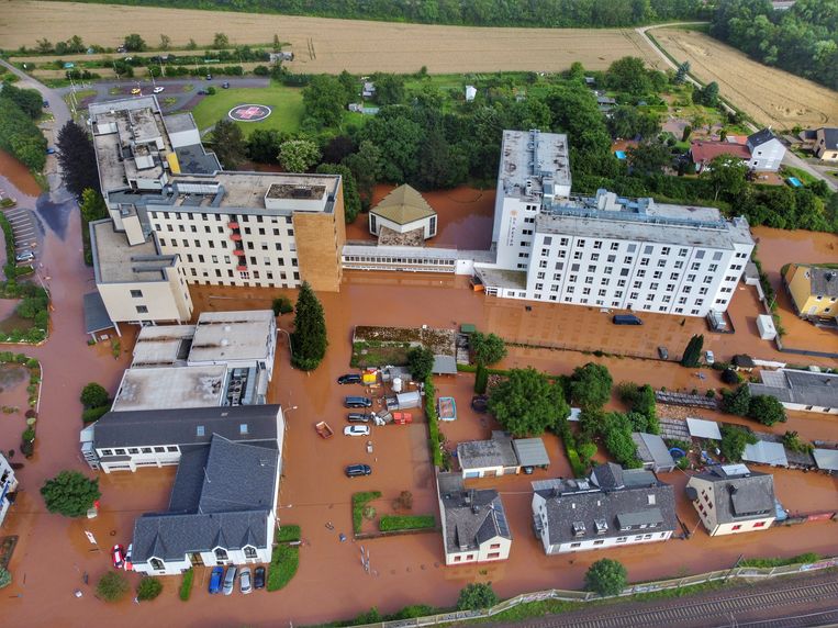 Ziekenhuis Venlo uit voorzorg geëvacueerd • Dijkdoorbraak ...