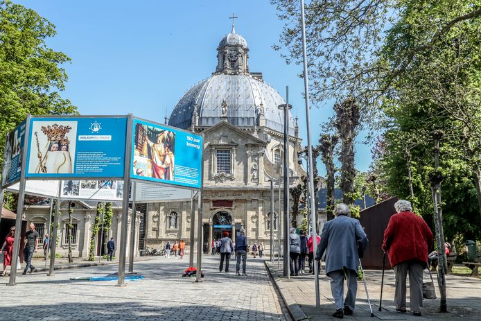 De niet eens zo grote basiliek lokt tot 1 miljoen bezoekers per jaar en maakt van Scherpenheuvel het ‘Lourdes van België’.