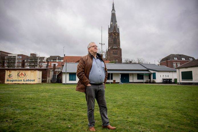 Penningmeester Willie Heijink van scoutingclub Hopman Latour bij het clubhuis aan de Wezelstraat in Eindhoven. Op de achtergrond de Sint Petruskerk.