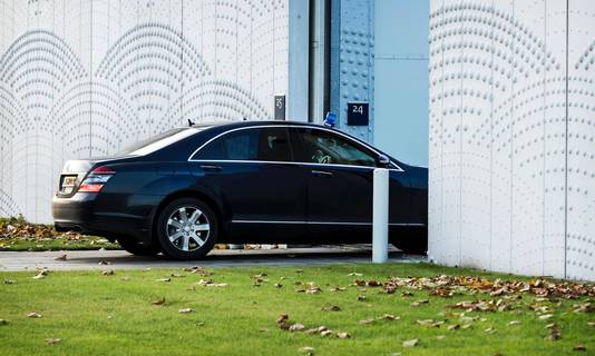 Een gepantserde auto arriveert bij Justitieel Complex Schiphol.