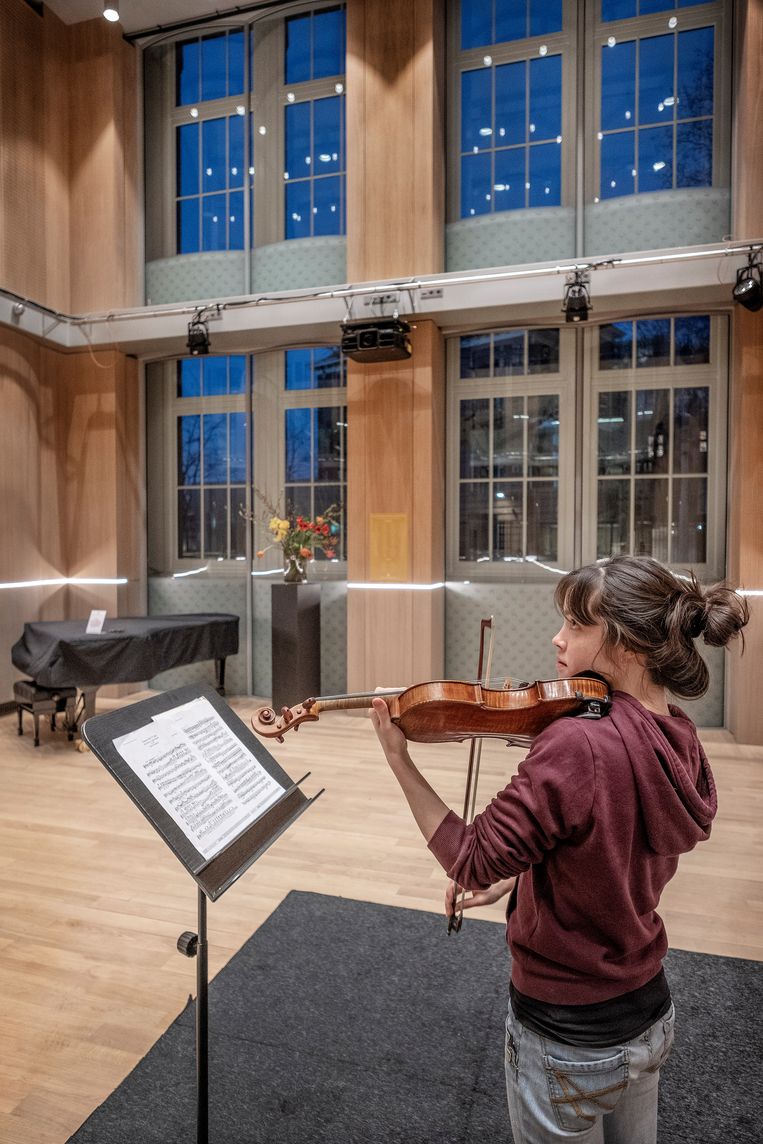 De Belgische violiste Sylvia Huang repeteert in de nieuwe Amsterdam Zaal in het RCO House.  Beeld Patrick Post