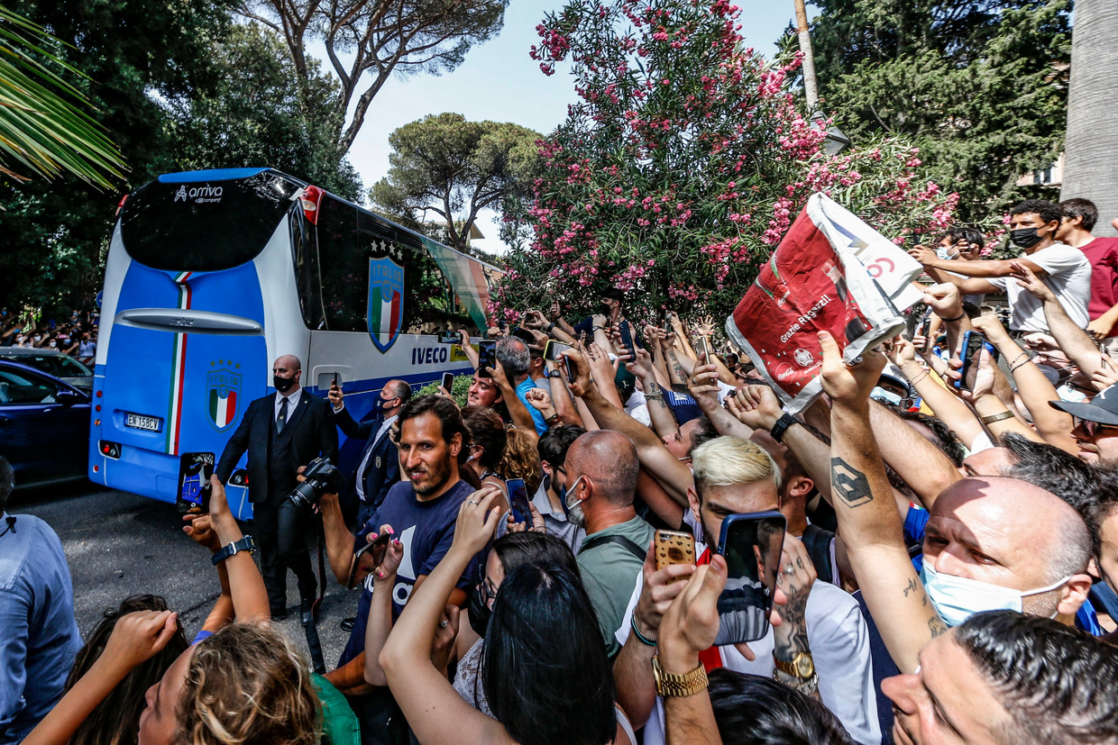 La Nazionale italiana di calcio parte dall'hotel Parco dei Principe di Roma per presenziare alla cerimonia.  Foto dell'EPA