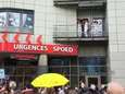 Verpleegkundigen Brussels ziekenhuis wuiven naar betogers van mars tegen coronapas