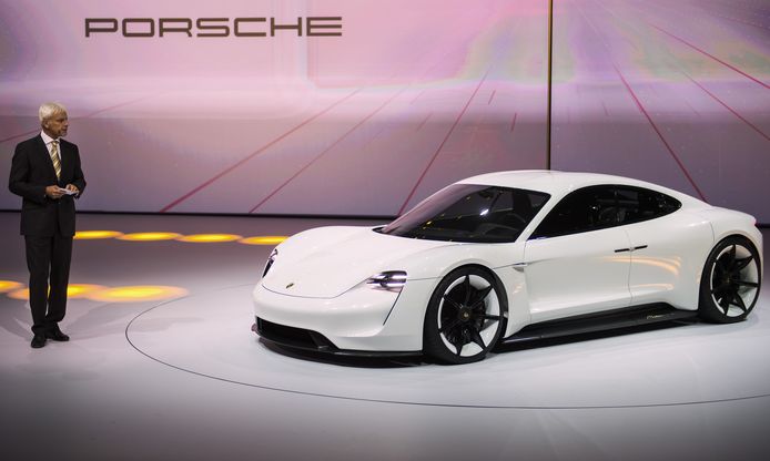 CEO van Porsche, Matthias Mueller, stelt de Mission E voor.