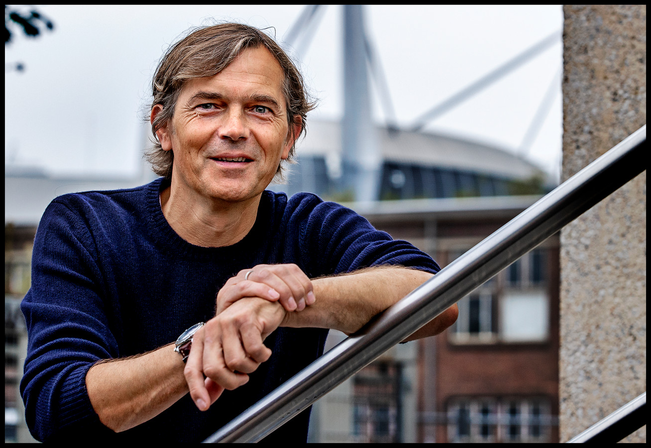 Phillip Cocu in beeld als nieuwe trainer Vitesse Foto gelderlander.nl