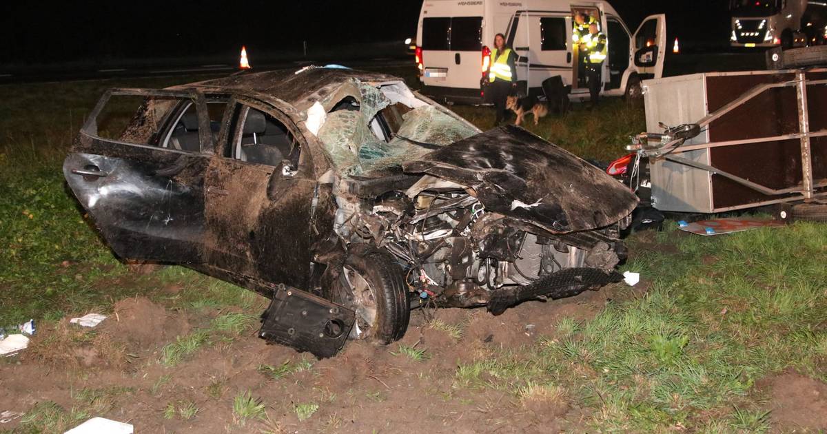 Auto over de kop bij aanrijding met camper op de A6 bij Bant: meerdere gewonden.