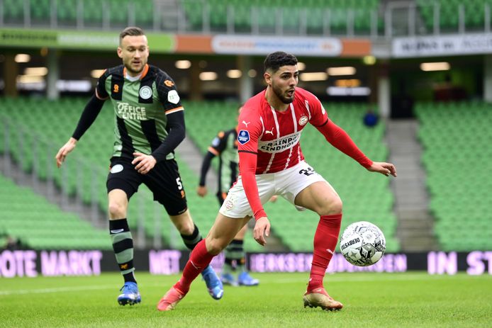 Maxi Romero (rechts) tijdens zijn invalbeurt tegen FC Groningen.