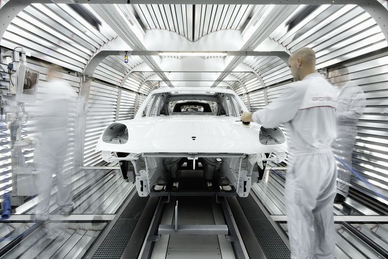 Een carrosserie die zojuist is gespoten wordt onderzocht op oneffenheden. Beeld Daniel Rosenthal